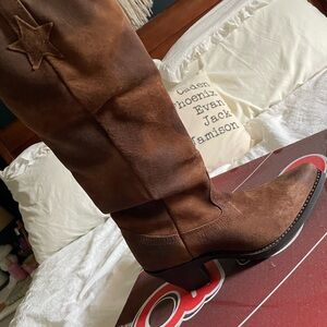 Women’s brown leather point toe Dingo cowboy boots. New condition